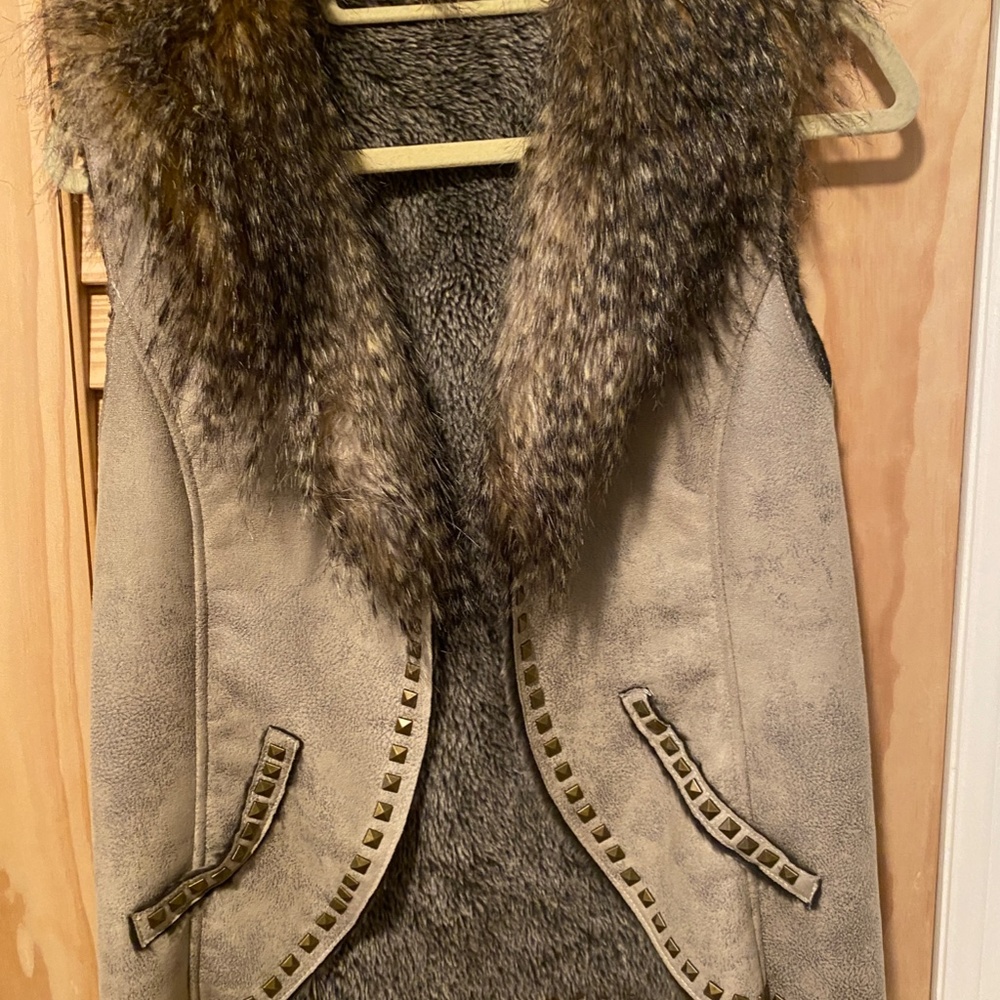 The MontanaCo Clothing  Suede Vest with Removable Fur Collar,Size M